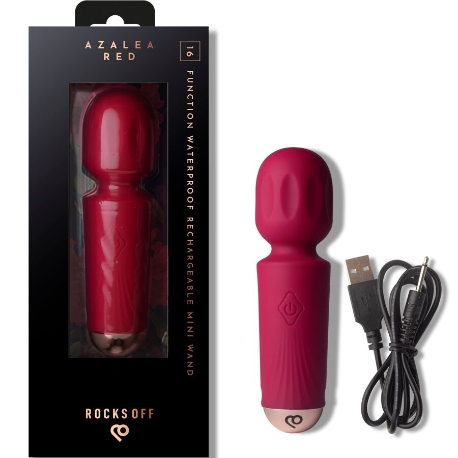 Mini wand vibrant rouge Azalea Red posé devant sa boîte noire et son câble USB, vibromasseur compact silicone 16 fonctions étanche et rechargeable Rocks-Off.