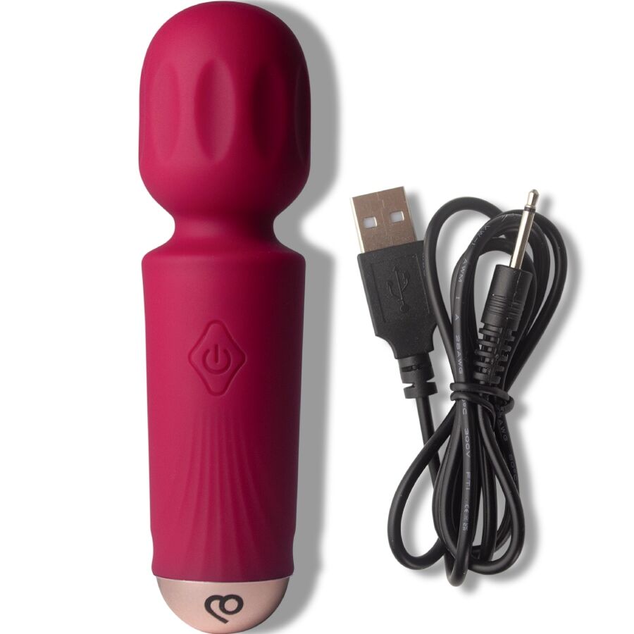 Mini wand vibrant rouge framboise à tête massante posé près de ses deux câbles de charge USB noirs, vibromasseur silicone 16 fonctions étanche et rechargeable.