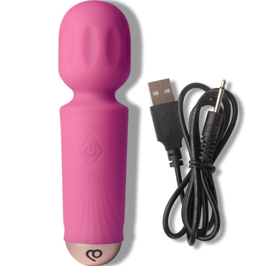 Mini wand vibrant rose à tête massante posé à côté de ses deux câbles de charge USB, vibromasseur compact silicone 16 fonctions étanche et rechargeable Rocks-Off.