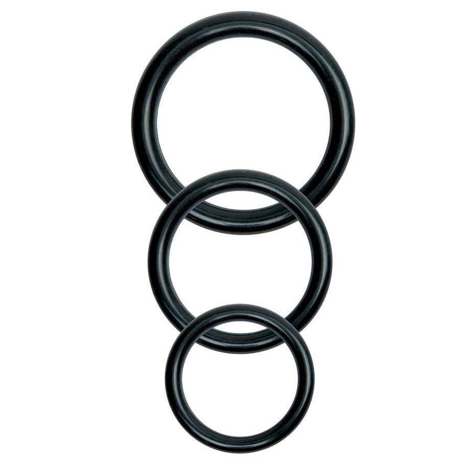 Trois anneaux en silicone noir lisse de diamètres différents, fournis avec le harnais gode-ceinture universel pour accueillir une large gamme de godes selon leur base.