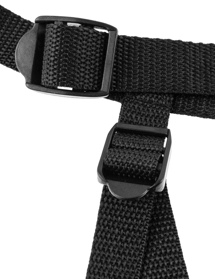 Gros plan sur la boucle coulissante et la sangle en nylon noir tressé du harnais Stay-Put, détail du système de réglage à clip pour ajuster le tour de taille.