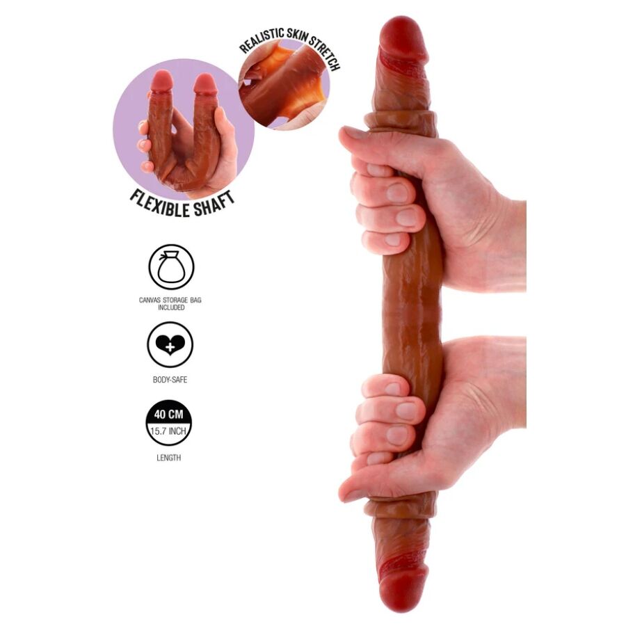 Double gode realiste a prepuce mobile tenu en main avec encart tige flexible : deux glands marques et veines, silicone double densite effet peau, chair fonce.