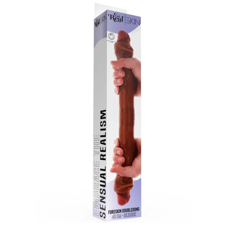 Boite Get Real Skin Foreskin Doubledong : packaging Sensual Realism illustrant le double gode realiste a prepuce mobile tenu en main, deux glands marques chair fonce.
