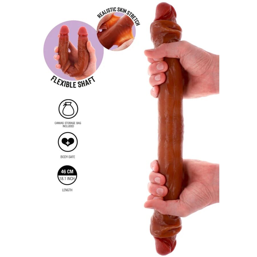 Double gode realiste a prepuce mobile tenu en main avec encart flexible : deux glands marques et veines, tige longue souple chair fonce, double densite effet peau.