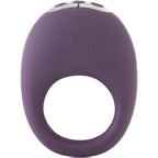 Cockring vibrant Mio violet vu de face, large anneau en silicone ouvert et bloc moteur supérieur, logo Je Joue gravé sur le côté, produit présenté de front sur fond blanc parfaitement épuré.