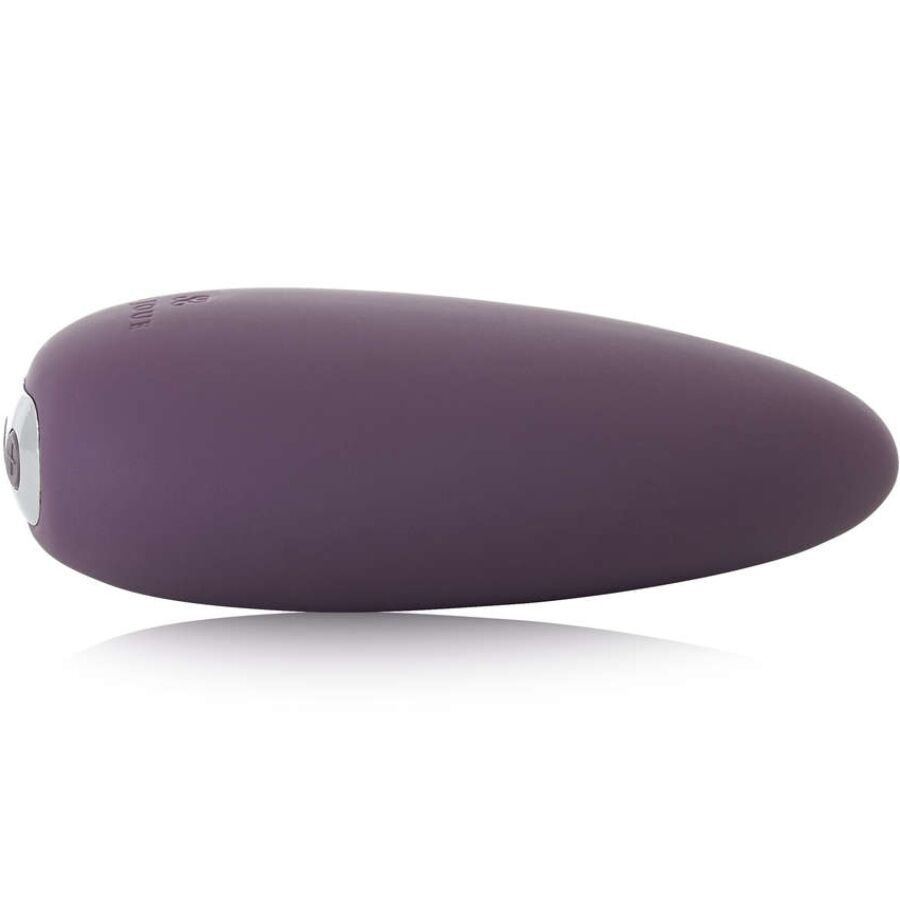 Vibromasseur clitoridien MiMi violet vu de profil, pointe effilée et dos arrondi en silicone mat, petit bouton de commande latéral, design élégant et minimaliste.