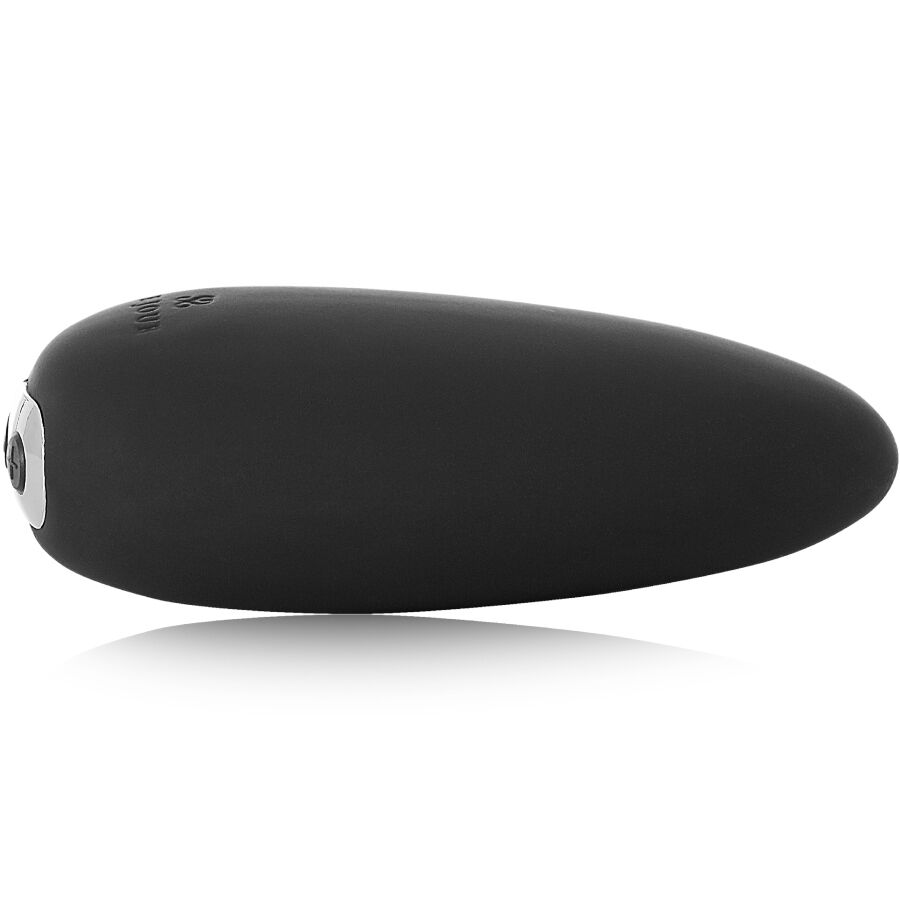 Vibromasseur clitoridien MiMi noir vu de profil allongé, fine pointe effilée et corps galbé en silicone doux, petit bouton latéral, objet lisse et discret.
