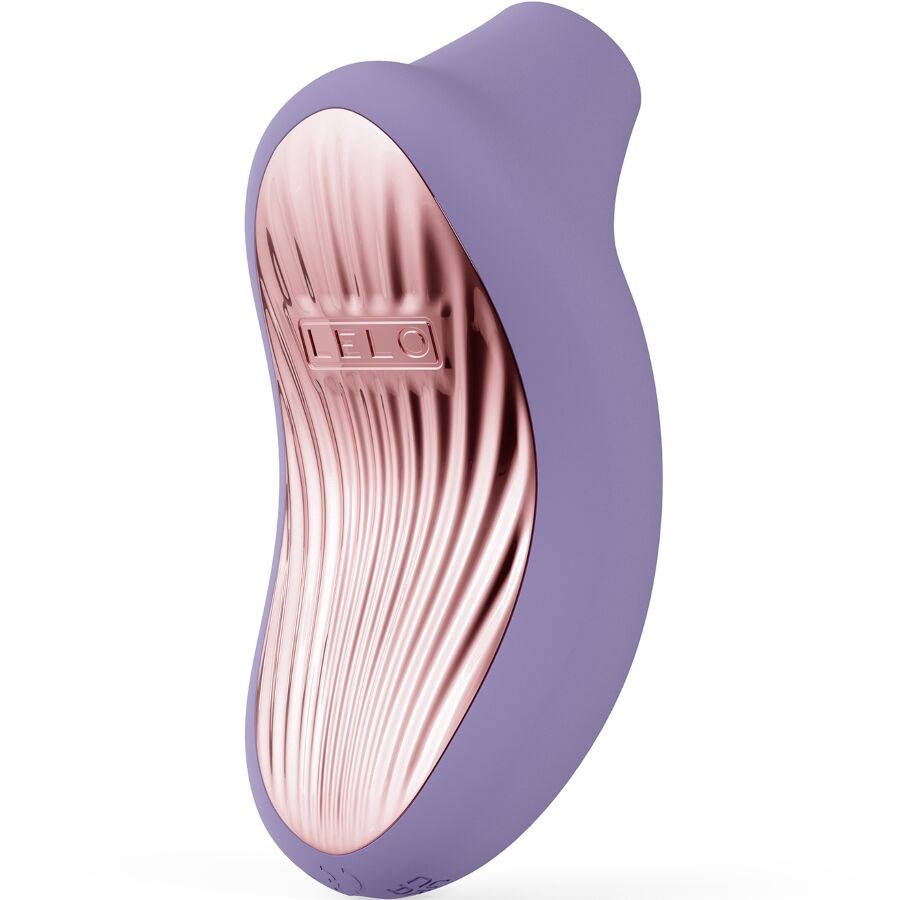 Stimulateur clitoridien Sona 3 lilas de trois quarts, interieur strie rose dore et embout sonique creux, masseur Lelo a ondes soniques sans contact direct.