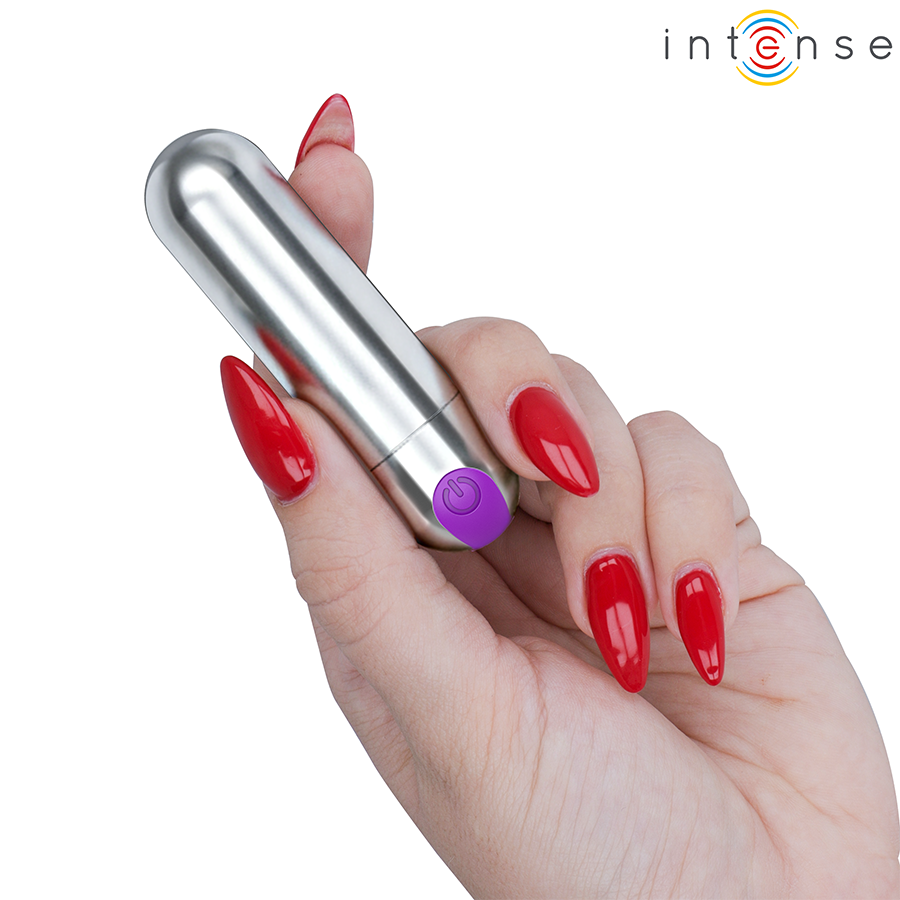 Mini vibromasseur bullet Karen chrome Intense tenu entre les doigts, embout silicone violet, format de poche pour une stimulation clitoridienne discrete.