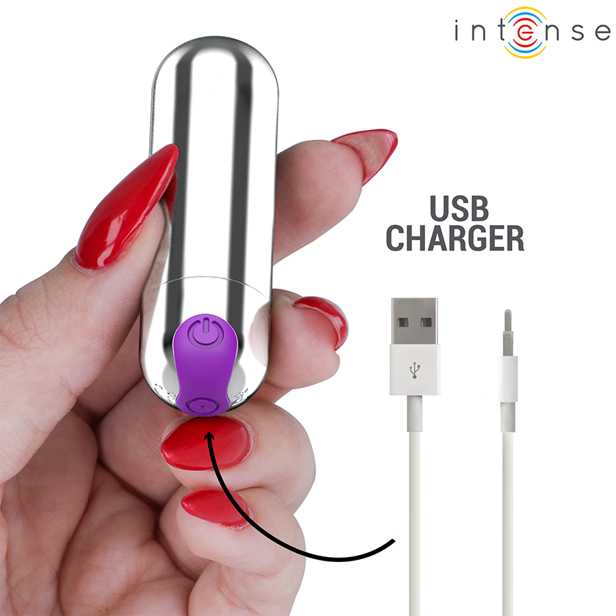 Mini vibromasseur bullet Karen chrome Intense tenu en main avec cable de charge USB, embout violet et bouton visible, jouet balle rechargeable pour le clitoris.
