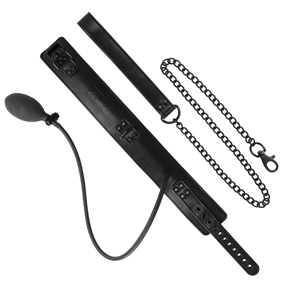 Collier de soumission gonflable Fetish Submissive deplie a plat, lanieres cuir vegan, poire de gonflage et longue laisse a chaine metal sans nickel pour le bondage