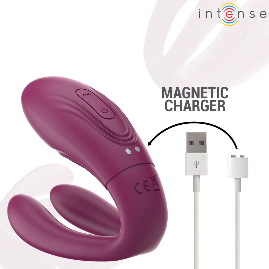 Vibromasseur de couple en U en silicone prune Sandra pose pres de son cable de charge magnetique, forme ergonomique a deux branches pour une stimulation partagee.