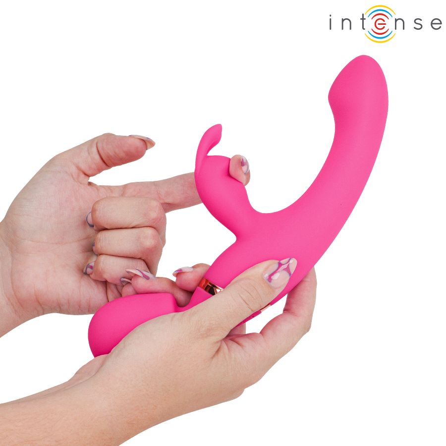 Vibromasseur lapin et baguette Winona rose tenu entre les doigts, branche clitoridienne souple bien visible, silicone soyeux, double stimulation clitoris et point G