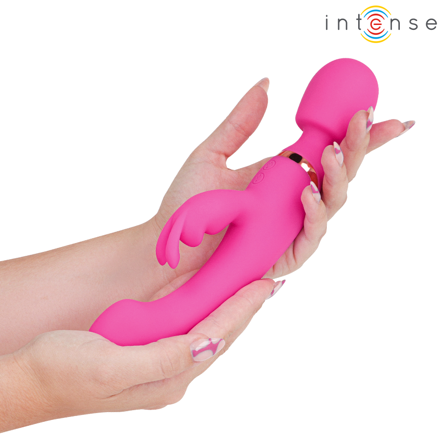 Vibromasseur deux-en-un Winona rose tenu en main, tete baguette en avant et branche lapin visibles, silicone doux, echelle reelle du jouet point G et clitoris