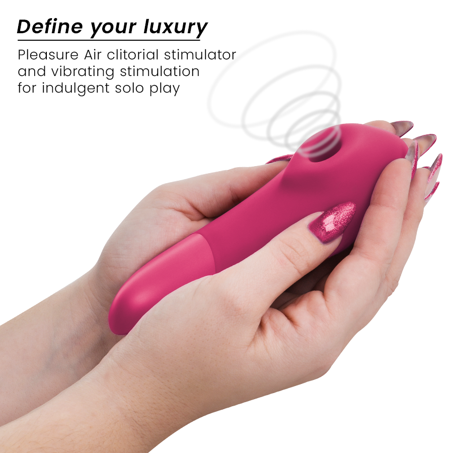 Stimulateur clitoridien framboise Womanizer Enhance tenu entre deux mains : embout d'air pulsé rond visible, corps ergonomique lisse en silicone, sans relief anatomique.