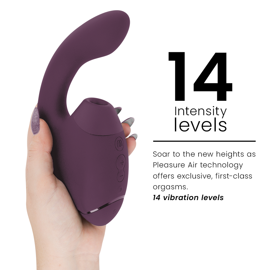 Main tenant le stimulateur double prune Womanizer de profil près du visuel '14 intensity levels' : embout d'aspiration et tige courbée vibrante en silicone lisse.