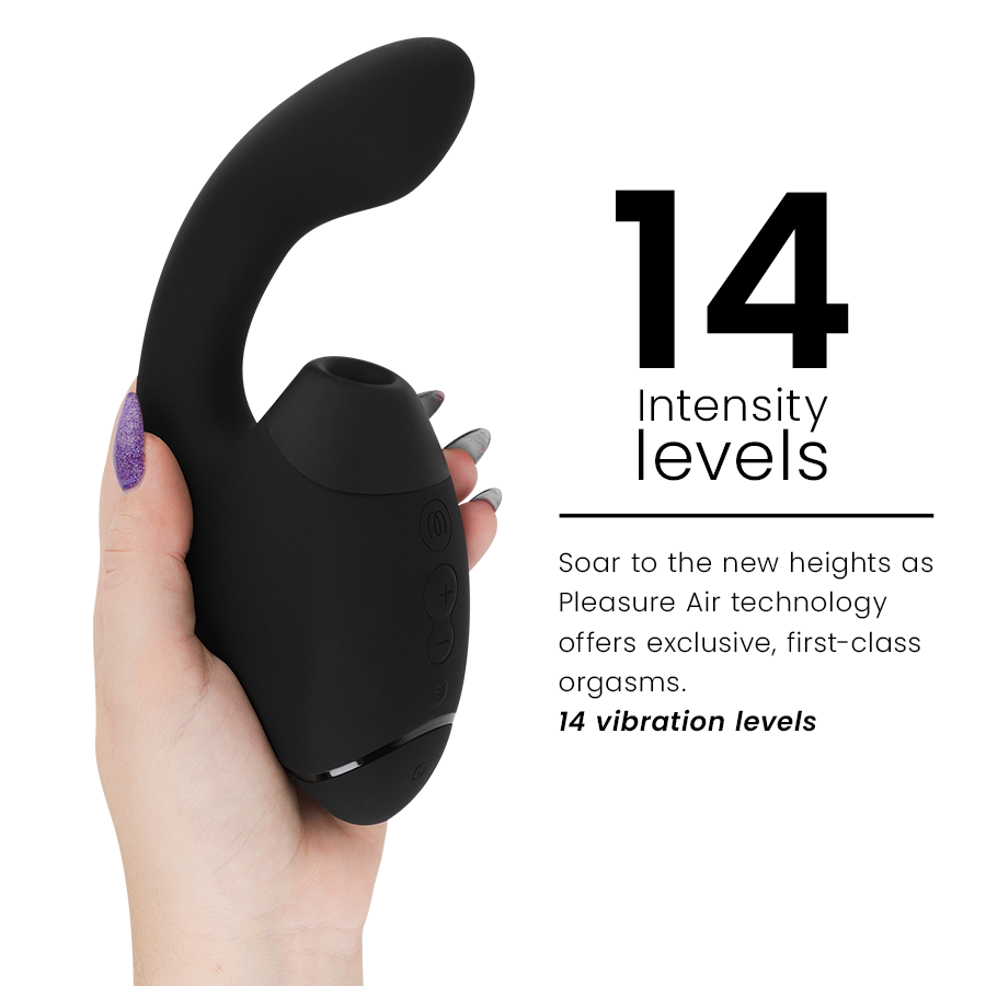 Stimulateur double noir Womanizer tenu de profil à côté du visuel '14 intensity levels' : embout d'aspiration et tige courbée vibrante en silicone, aucune anatomie.