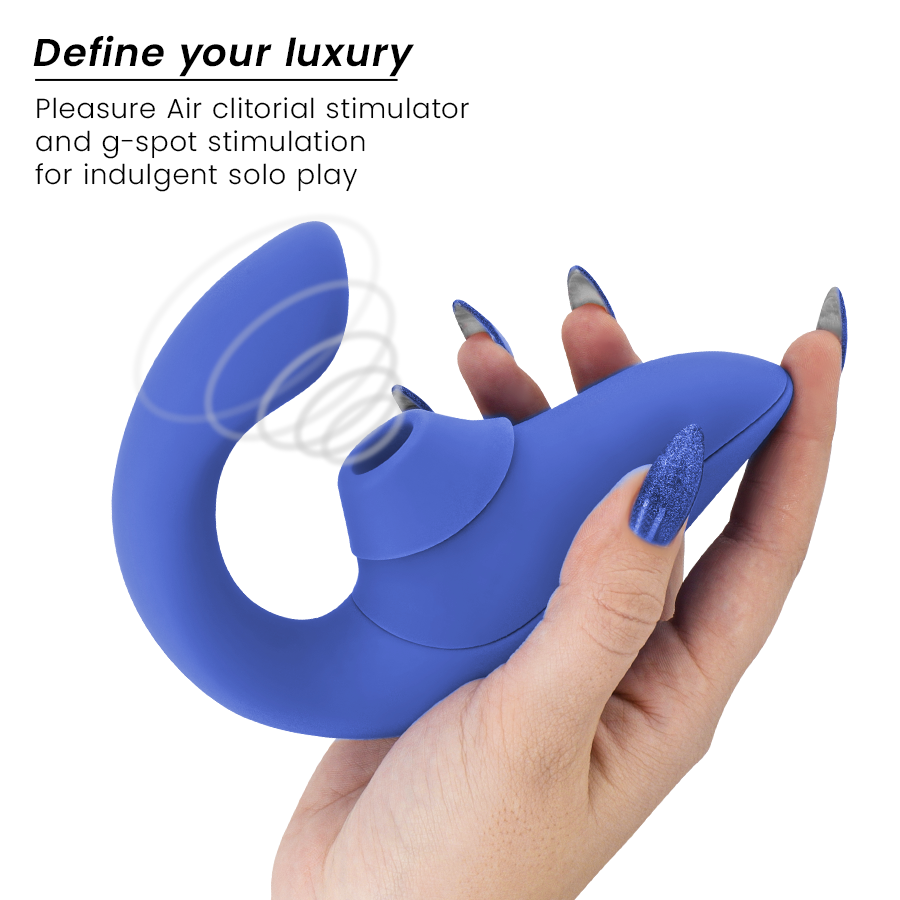 Main aux ongles bleus tenant le stimulateur lapin bleu Womanizer : gros plan sur l'embout d'air pulsé clitoridien et la tige vibrante courbée en silicone.