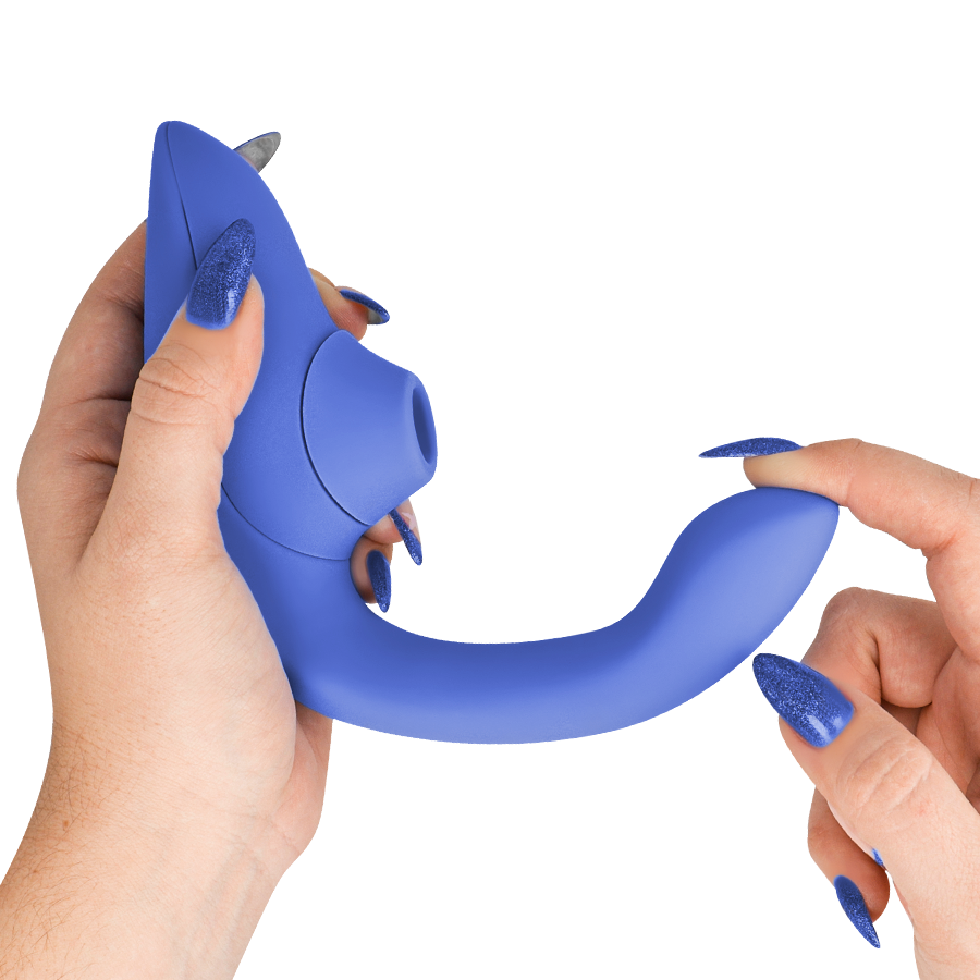 Main tenant le vibromasseur lapin bleu Womanizer de face : embout de succion rond pour le clitoris et bras interne lisse pour le point G en silicone doux.