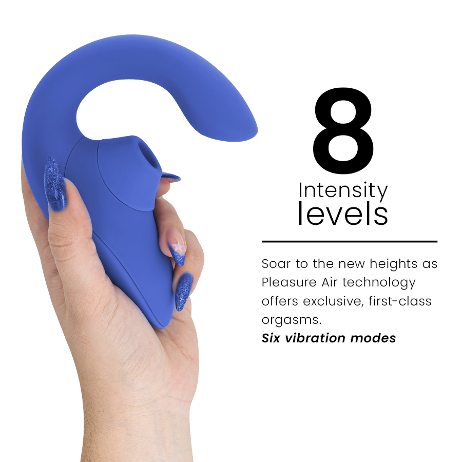 Stimulateur lapin bleu Womanizer tenu de profil, doigts visibles : on distingue l'embout d'aspiration et la longue tige courbée vibrante, surface lisse sans relief.