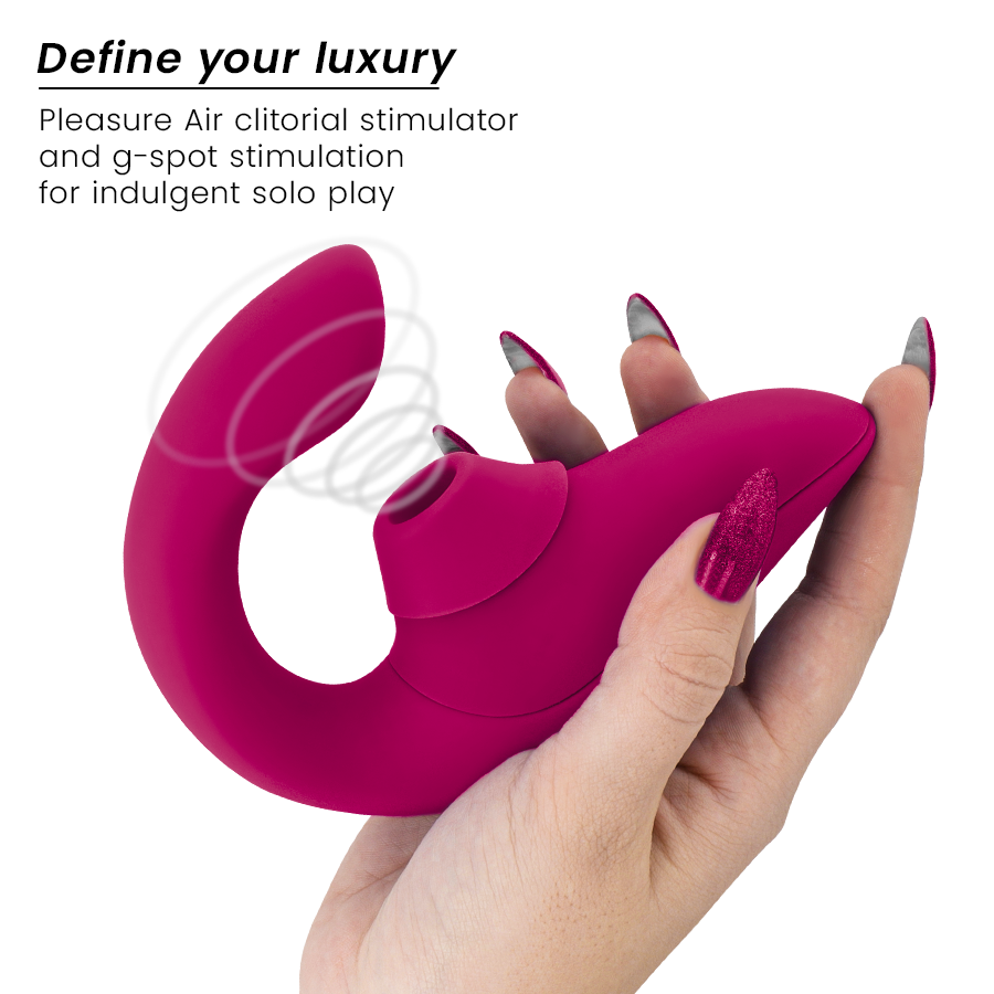 Main aux ongles violets tenant le vibromasseur lapin rose framboise Womanizer de face : embout de succion clitoridien rond et bras vibrant courbé en silicone doux.