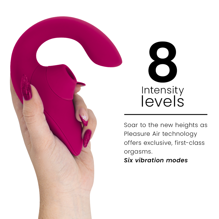 Main tenant le stimulateur lapin rose framboise Womanizer vu de trois quarts : embout d'aspiration clitoridien orienté vers le haut et branche vibrante en silicone.