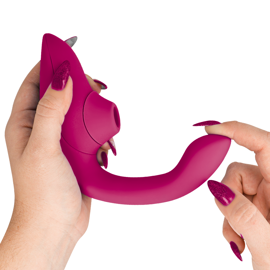Vibromasseur lapin rose Womanizer présenté de profil entre deux mains : on voit l'embout d'air pulsé et la longue tige interne lisse pour le point G, sans anatomie.