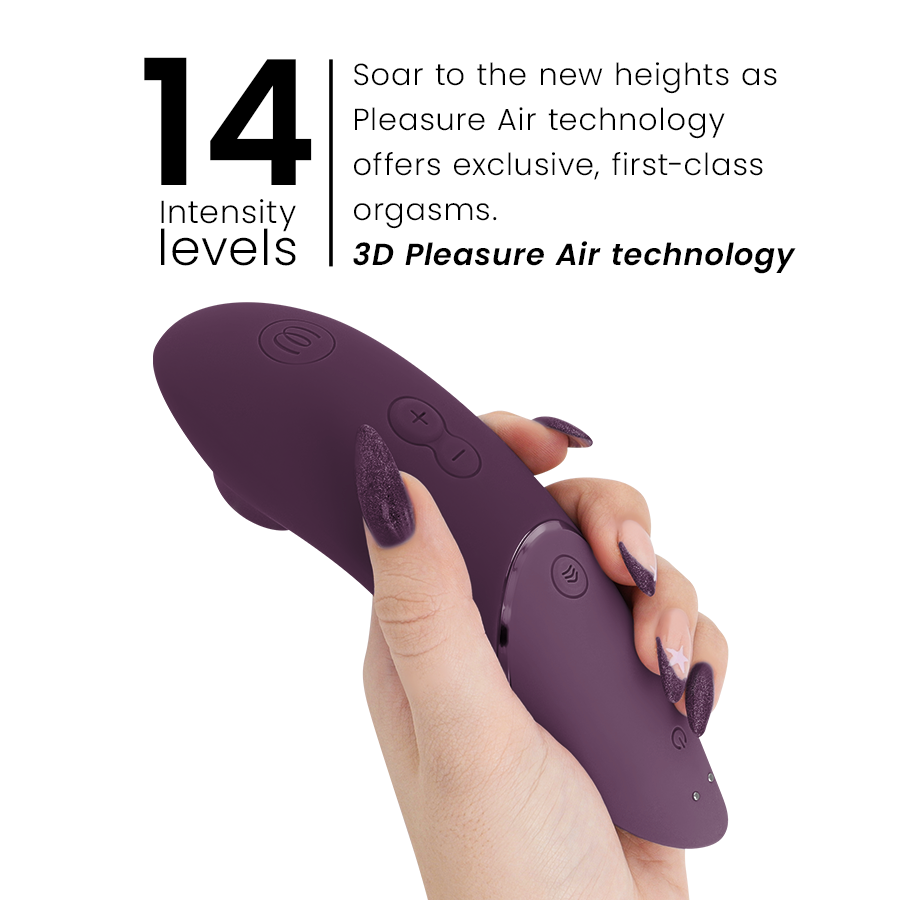Main présentant le Womanizer Next aubergine près du repère 14 Intensity levels, mettant en avant les quatorze intensités de la technologie 3D Pleasure Air clitoridienne.
