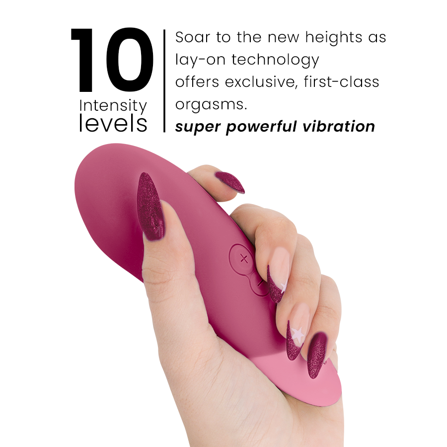 Main présentant le vibromasseur à poser UltraWave Vibe rose framboise près du repère 10 Intensity levels, mettant en avant la vibration puissante du moteur linéaire.
