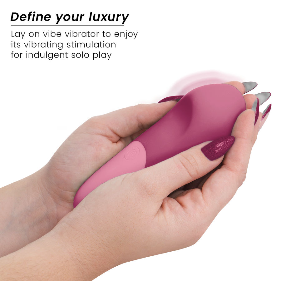 Main aux ongles vernis tenant le vibromasseur à poser UltraWave Vibe rose framboise, embout en vibration, texte Define your luxury vantant la stimulation en solo.