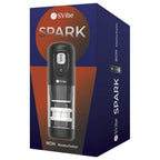 Boite SVibe Ikon Spark Masturbator de trois quarts, visuel du gobelet a chambre transparente, packaging du masturbateur masculin a poussee et rotation rechargeable posable.