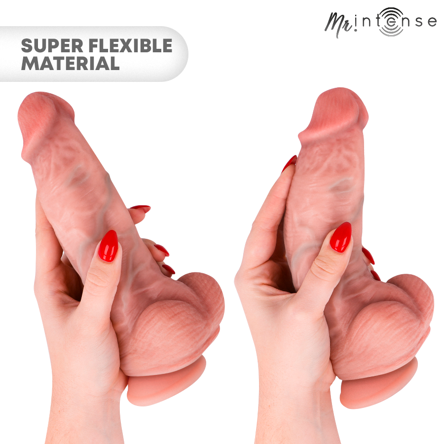 Gode realiste Intense en silicone supersoft replie par deux mains aux ongles rouges, mention super flexible material, ton chair veine et testicules.