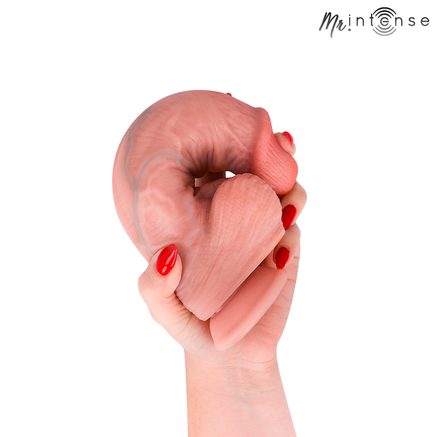 Gode realiste Intense en silicone chair courbe en boucle par une main aux ongles rouges, demonstration de la flexibilite extreme de la matiere.