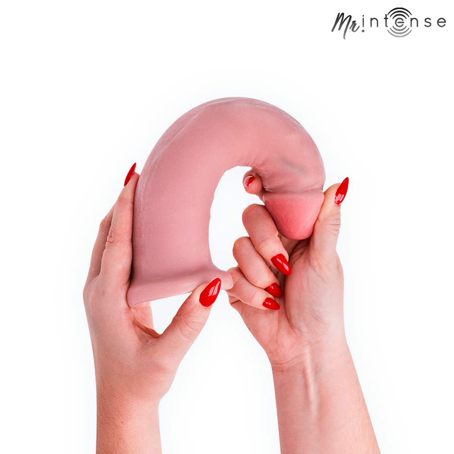 Gode realiste Intense plie en boucle complete par une main aux ongles rouges, mettant en avant l'extreme flexibilite et la texture peau realiste