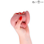 Gland du gode realiste Intense serre par une main aux ongles rouges, mettant en avant la souplesse et le toucher peau ultra-doux du silicone
