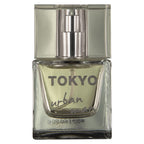 Gros plan du flacon Tokyo Urban Man 30 ml Hot aux pheromones, verre dore et vaporisateur, parfum homme energique au gingembre et vetiver.
