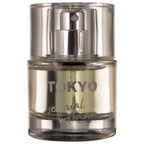 Gros plan du flacon Tokyo Sensual Woman 30 ml Hot aux pheromones, verre dore et bouchon chrome, parfum femme floral et fruite sensuel.
