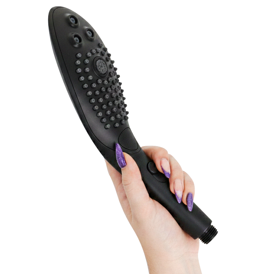 Pommeau de douche stimulant Wave noir tenu de face en main, surface perforée de buses, accessoire de douche transformant le rinçage en massage aquatique ciblé.
