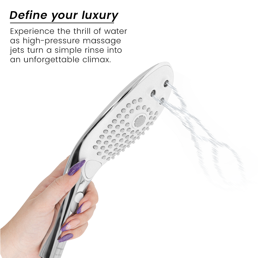 Main tenant le pommeau de douche Wave argent chromé projetant un jet d'eau, texte Define your luxury vantant les jets de massage haute pression sous la douche.