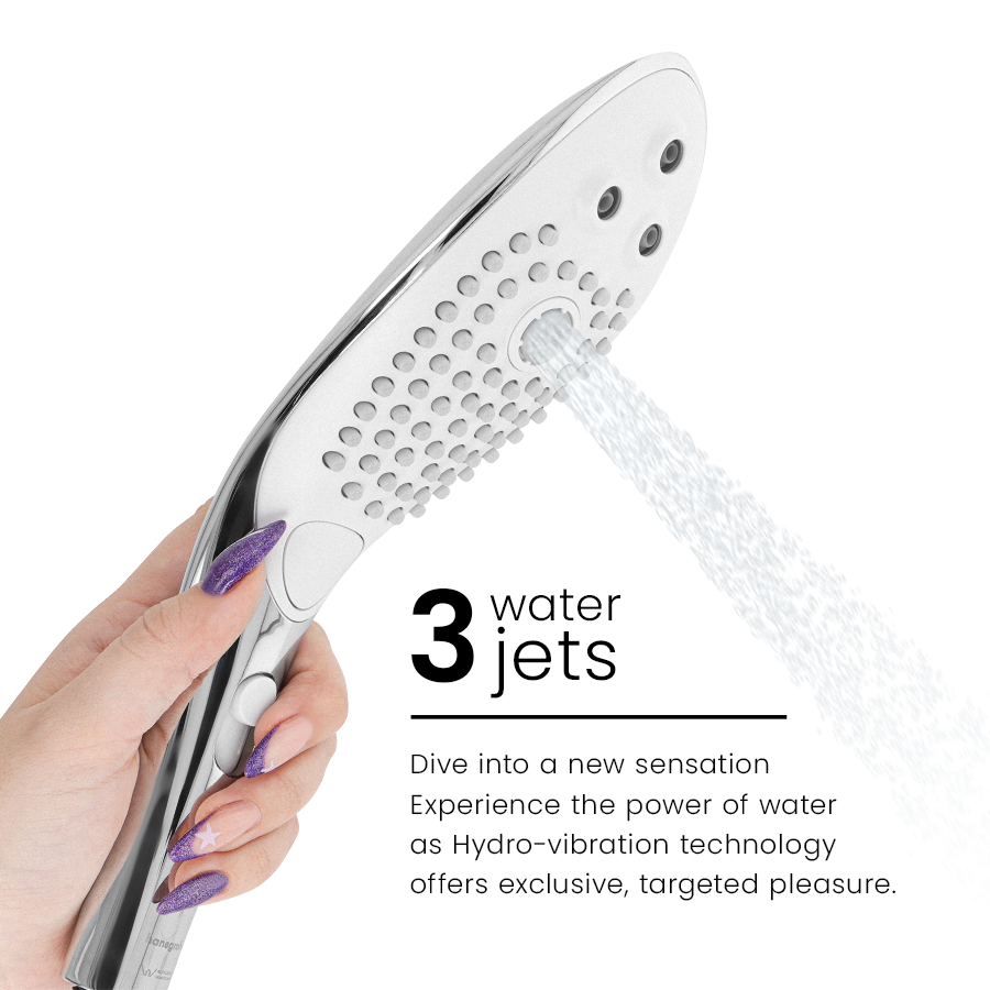 Main tenant le pommeau de douche Wave argent chromé avec jet d'eau, mention 3 water jets soulignant les trois modes de jets pour un plaisir aquatique ciblé.