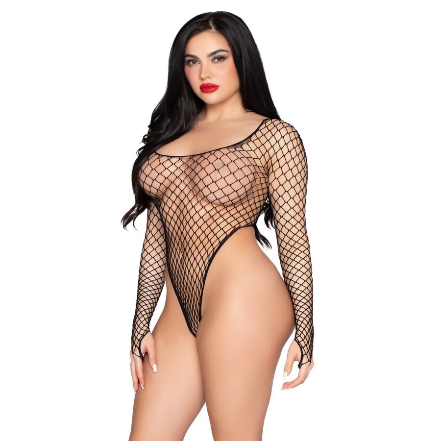 Body resille noir a grande maille porte de face, transparence du filet sur le buste et hanches nues, coupe tres echancree, allure sensuelle affirmee.