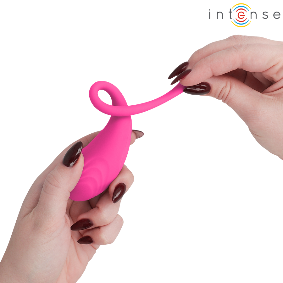 Oeuf vibrant Olivia Intense en silicone rose plie par une main aux ongles fonces, illustrant la souplesse de sa longue tige flexible recourbee