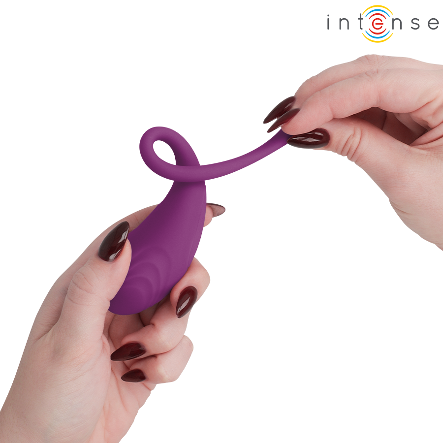 Oeuf vibrant Olivia Intense en silicone violet tenu par une main aux ongles fonces, montrant la tige souple recourbee et le format compact discret