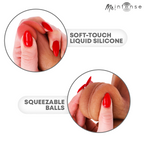 Bruce L godemichet en silicone — gros plans mains sur le silicone souple et les testicules souples, ongles rouges