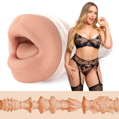Masturbateur bouche realiste texture Headshot, etui clair et orifice oral moule sur l'actrice, vue de la gaine Real Feel Super Skin, presente avec la modele en lingerie.
