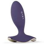 Plug anal vibrant Lelo Surfer 2 violet de profil, large base plate finition doree et corps en silicone doux, plug connecte etanche a quatre modes integres.