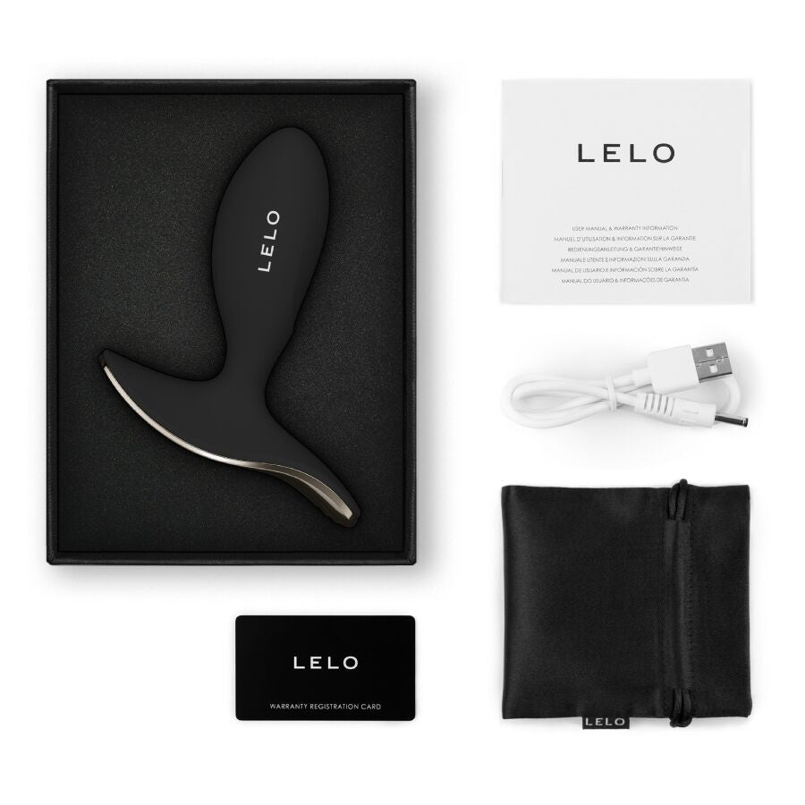 Plug anal Surfer 2 noir presente avec son cable USB, sa carte de garantie et sa pochette de rangement noire, plug Lelo en silicone etanche rechargeable.