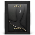 Boite noire du plug anal vibrant Lelo Surfer 2, visuel du plug en silicone sur l'emballage sobre, plug unisexe connecte etanche a quatre modes integres.