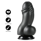 Gode XXL en PVC noir vu de trois-quarts, gland realiste et testicules volumineux sur base ventouse, surface lisse et diametre genereux pour sensation de plenitude.