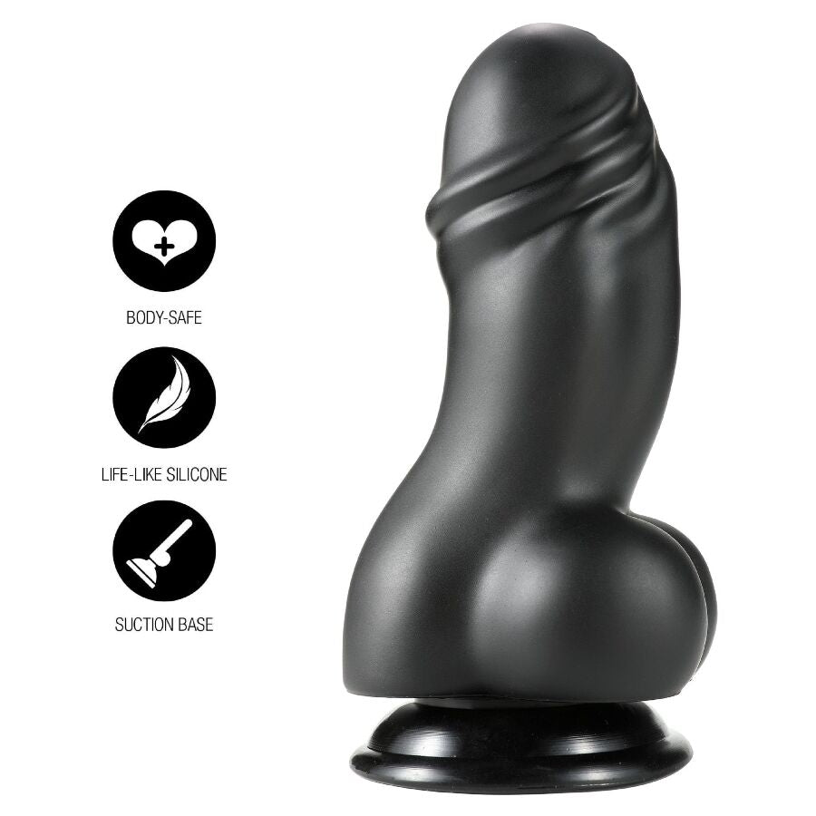 Gode XXL en PVC noir vu de trois-quarts, gland realiste et testicules volumineux sur base ventouse, surface lisse et diametre genereux pour sensation de plenitude.